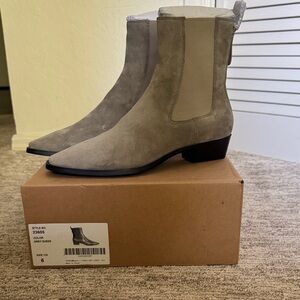 New. Women’s Gray Suede Boots